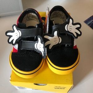Vans Shoes - Vans Old Skool Mickey Mouse Hugs 3.0 Vans Shoes - Vans Old Skool Mickey Mouse Hugs 3.0